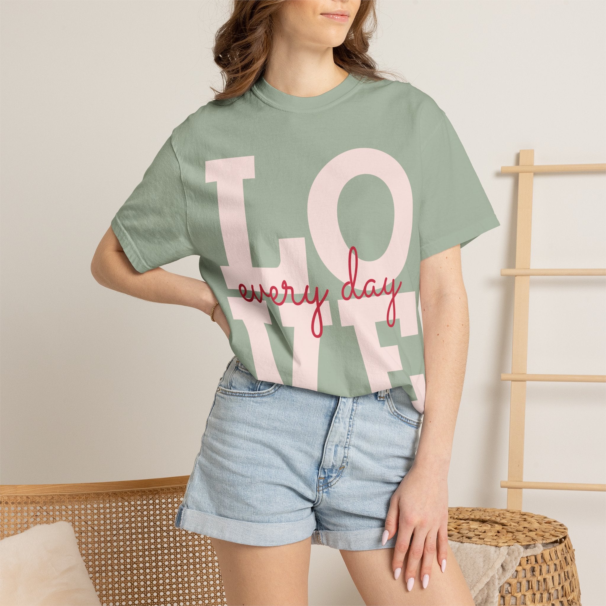 LOVE every day T-Shirt | Pink script typography